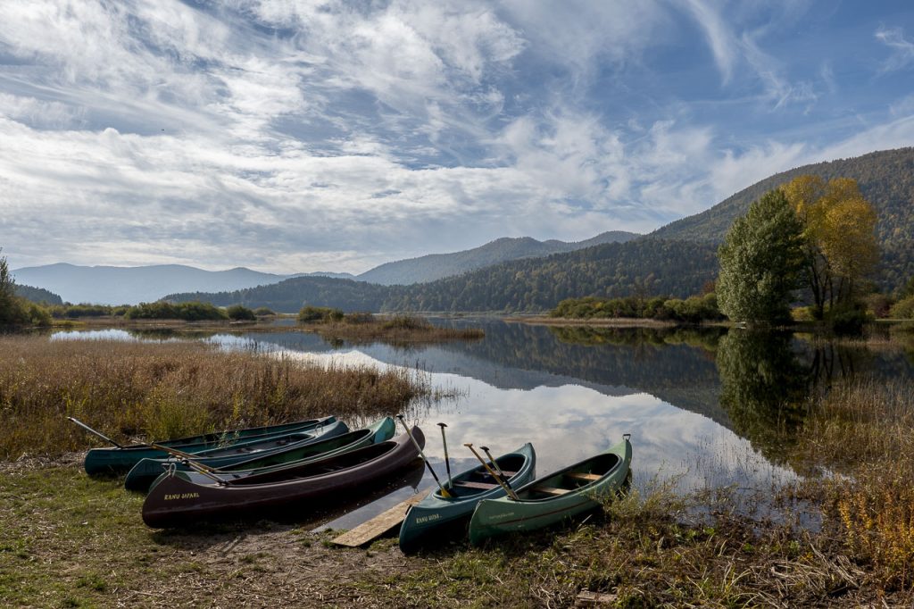 Pronti per navigare sul lago di Cerknica in autunno.