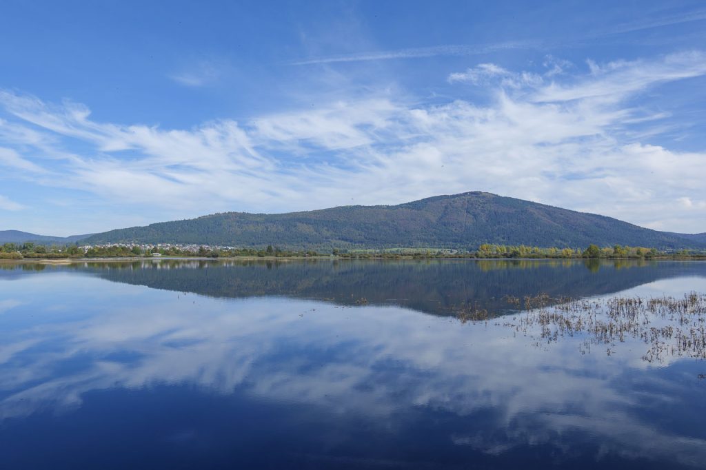 Il lago intermittente di Cerknica con l'acqua e il monte Slivnica.