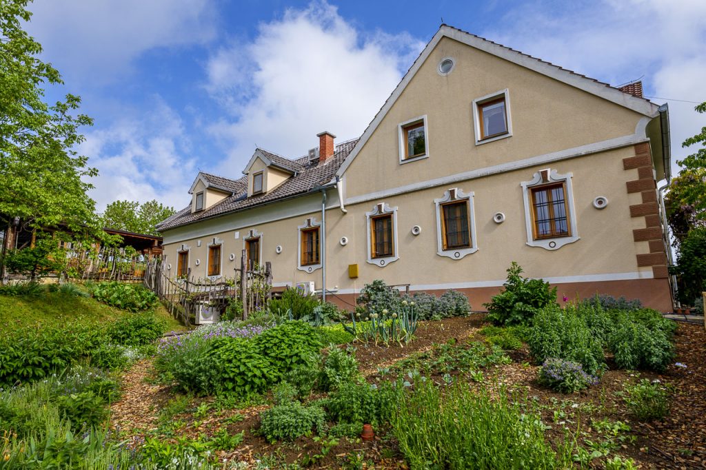 L'antica casa e l'orto dell'agriturismo Firbas.
