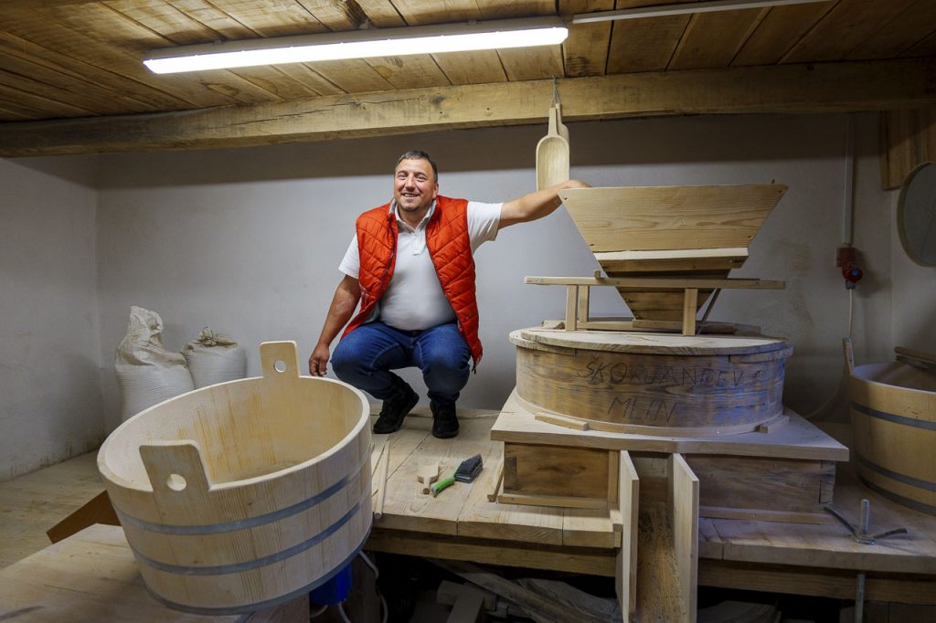 Simon Črešnar ci mostra con orgoglio l'antico mulino della fattoria Forbar.
