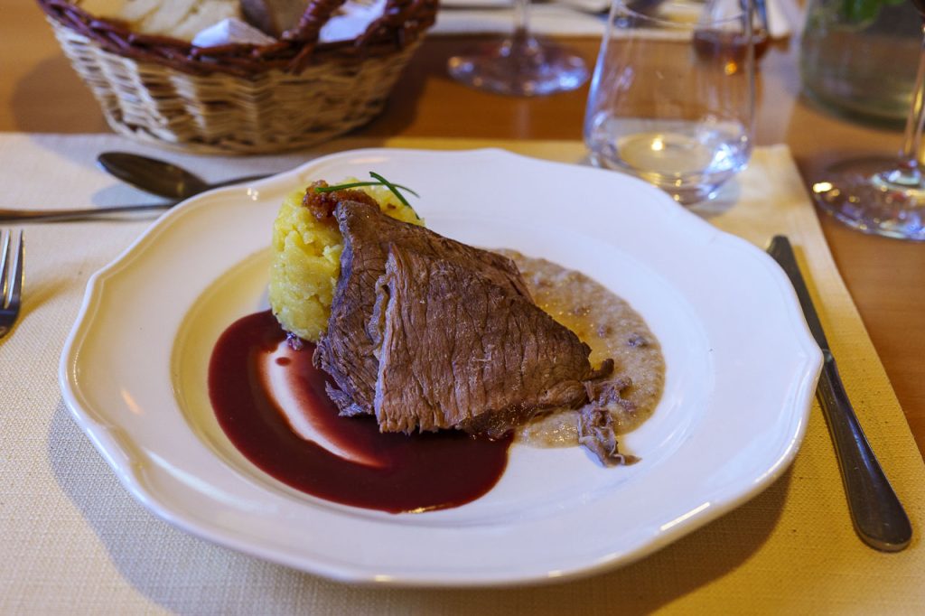 La carne lessa con salsa al vino e cren: viene l'acquolina solo a guardarla!