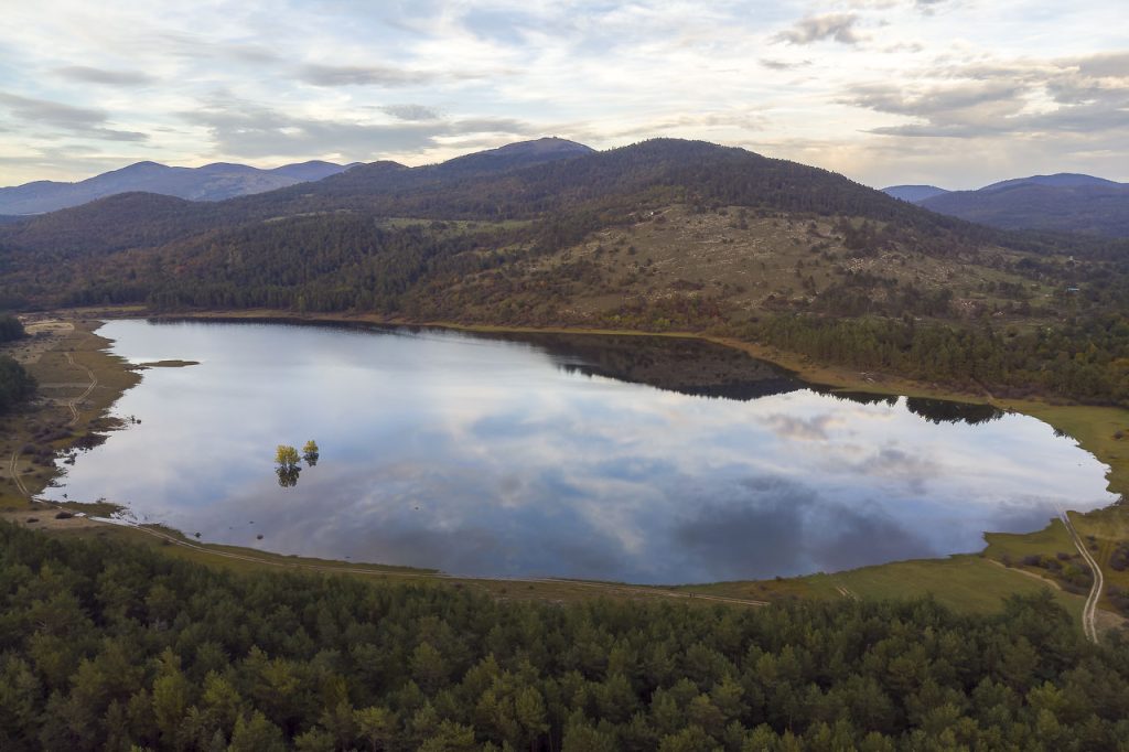 Il Petelinjsko jezero visto dall'alto.