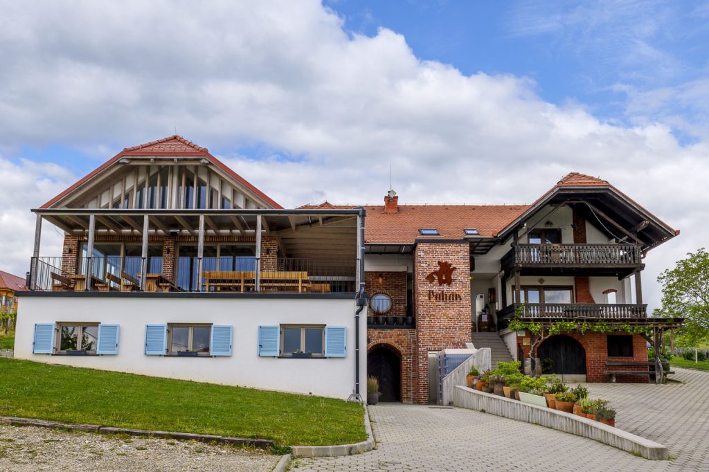 La splendida location dell'agriturismo Puhan a Bogojina.