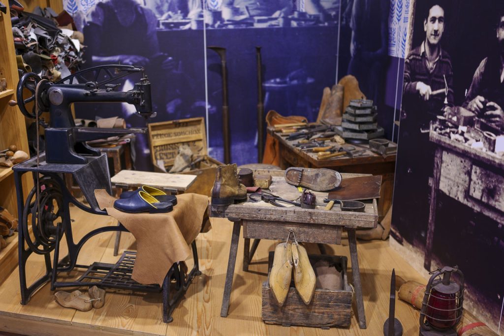 La bottega di un calzolaio di Šoštanj al museo del cuoio.