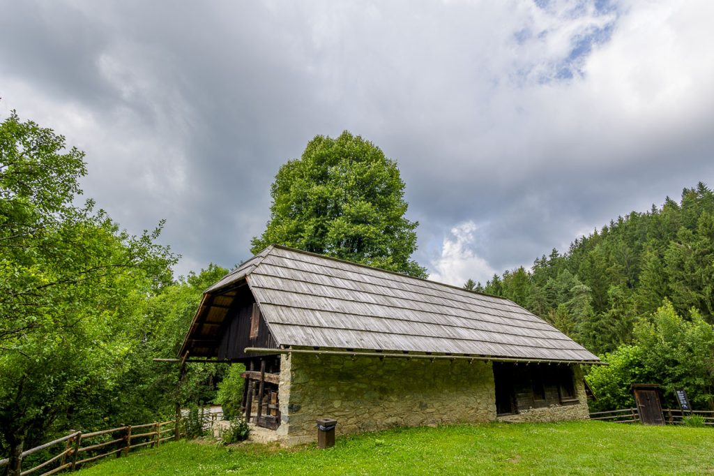 La tipica architettura rurale della Kavčnikova domačija.
