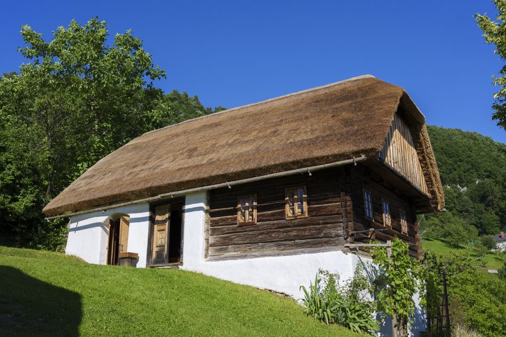 La splendida Grilova domačija col suo tetto in paglia.