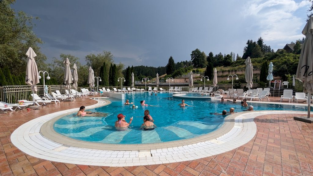 Anche se il cielo diventa nero ci si gode l'acqua termale!