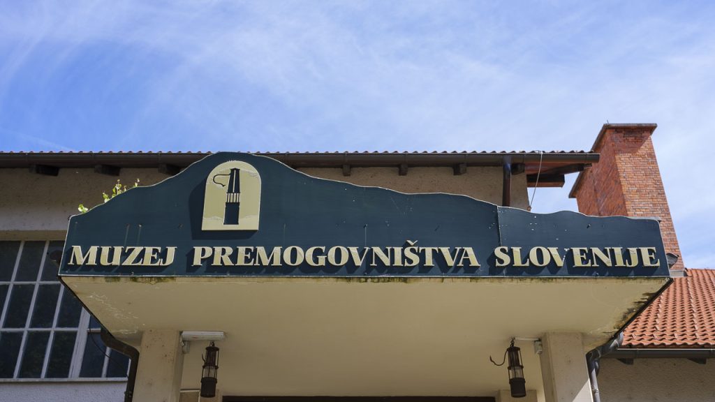 Velenje, la più giovane e dinamica città slovena 4 L'ingresso del museo dell'estrazione del carbone in Slovenia a Velenje.