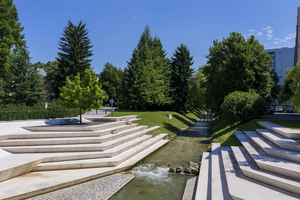Velenje, la più giovane e dinamica città slovena 14 Una moderna gradinata per concerti ed eventi ai lati del fiume Paka.