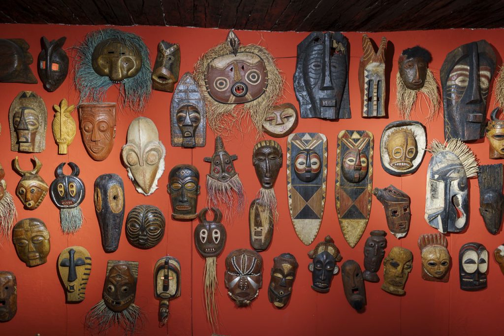Le maschere africane all'interno del Museo di Velenje.