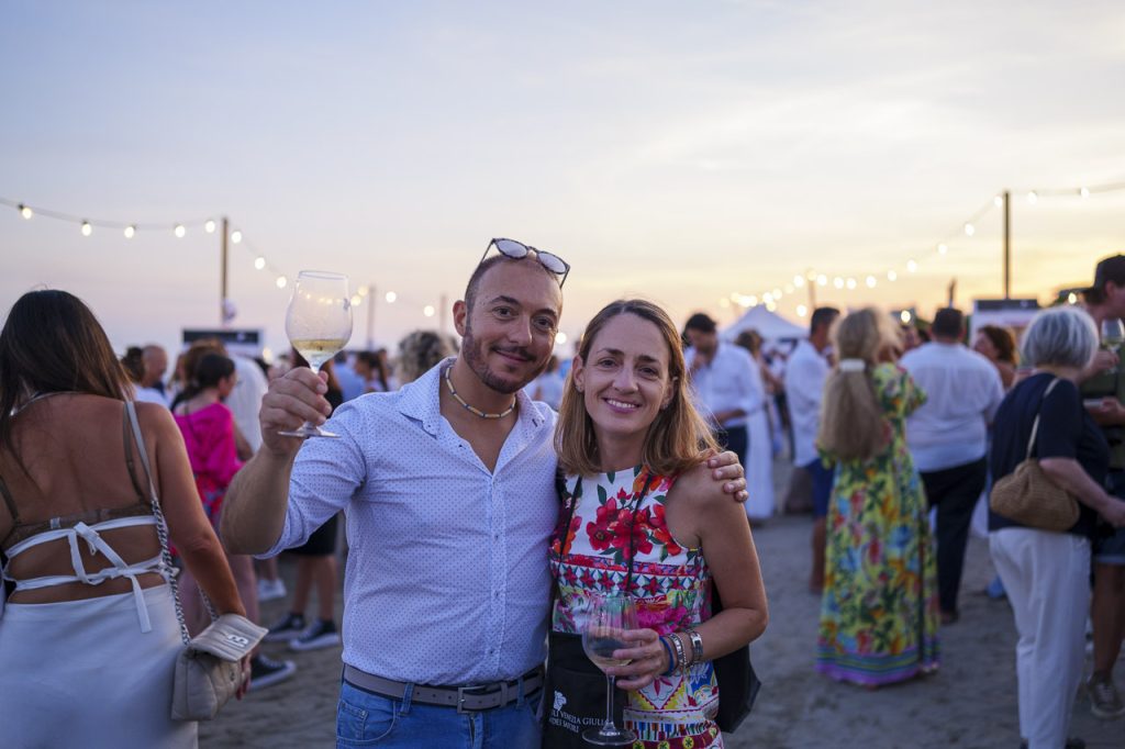 Dinner Show a Grado: un'imperdibile cena spettacolo in spiaggia 7 Un brindisi in riva al mare: impagabile!