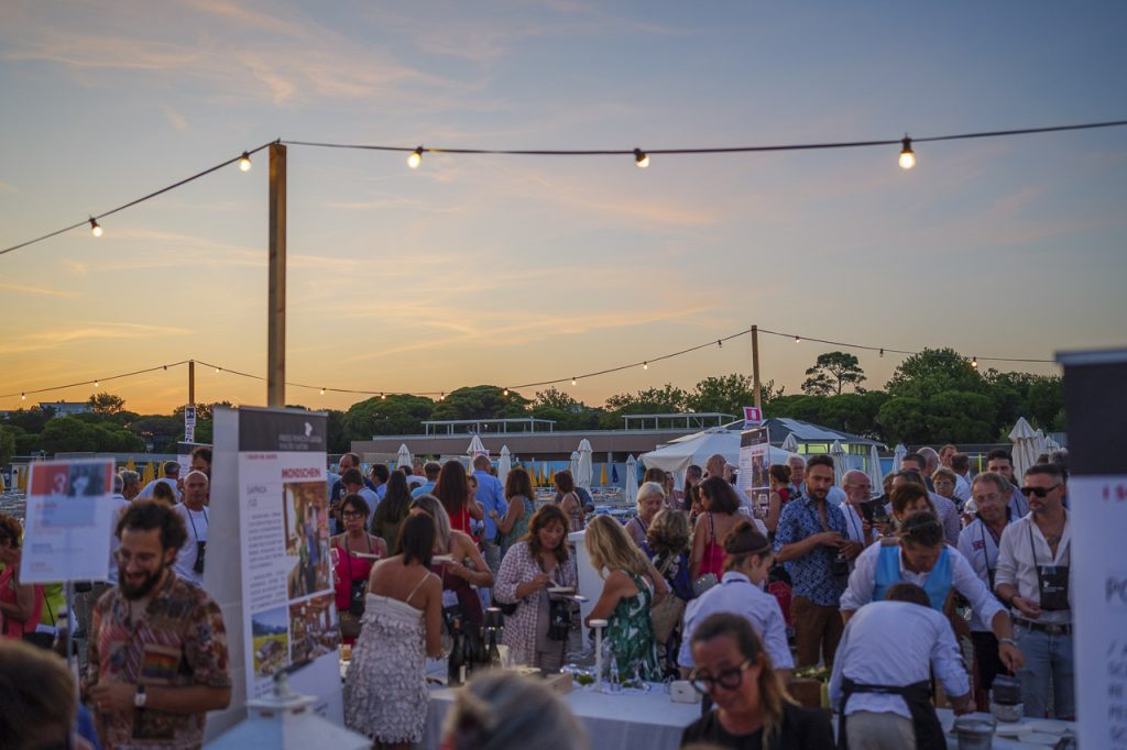 Dinner Show a Grado: un'imperdibile cena spettacolo in spiaggia 4 Ristoratori, vignaioli, artigiani del gusto e tanta gente al dinner show di Grado!