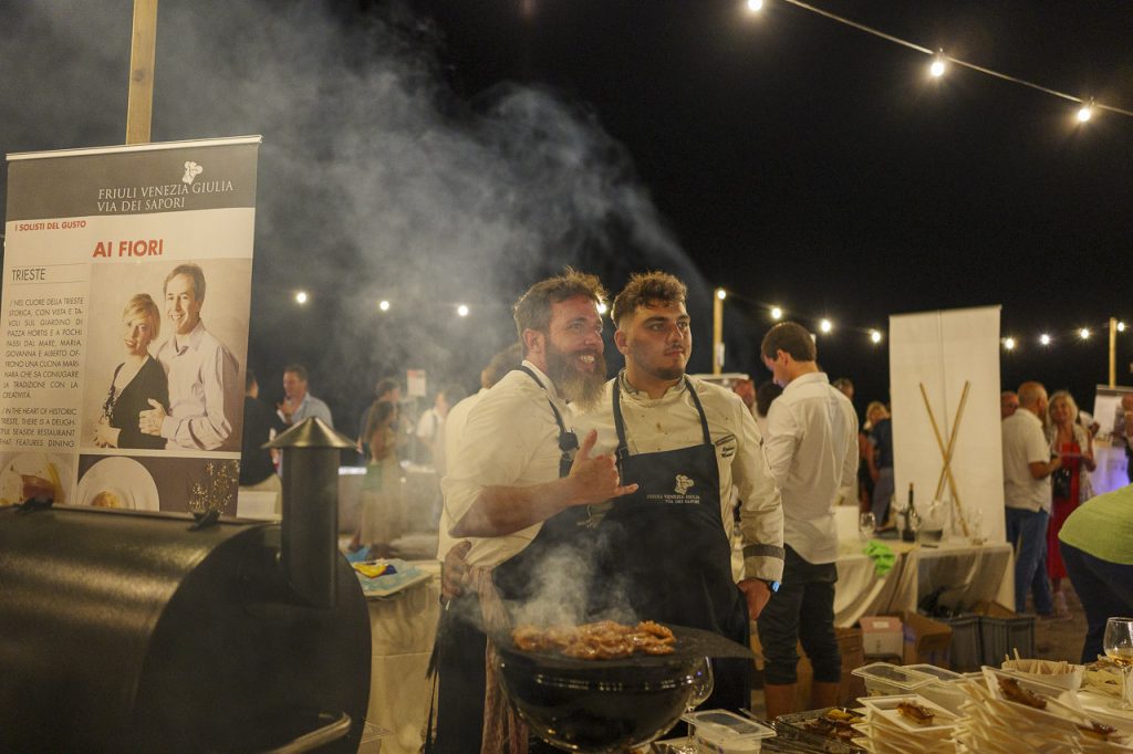 Dinner Show a Grado: un'imperdibile cena spettacolo in spiaggia 8 Dinner Show a Grado: un'imperdibile cena spettacolo in spiaggia 1