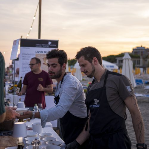 Ritoratori all'opera al dinner show di Grado.