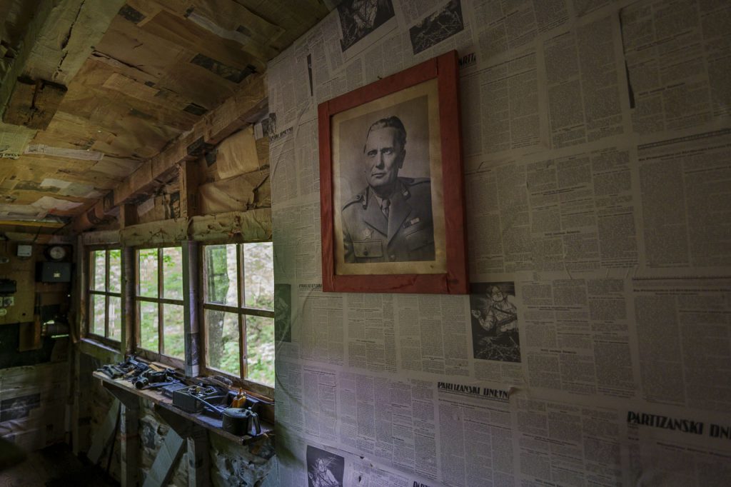 La formidabile tipografia partigiana "Slovenija", uno straordinario monumento storico nascosto nei boschi 5 Il Maresciallo Tito osserva i suoi partigiani al lavoro.