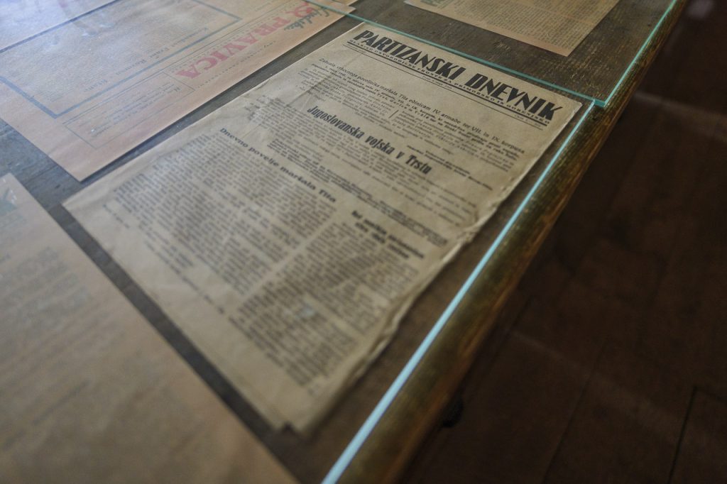 La formidabile tipografia partigiana "Slovenija", uno straordinario monumento storico nascosto nei boschi 9 Partizanski Dnevnik, il quotidiano clandestino stampato dai partigiani.