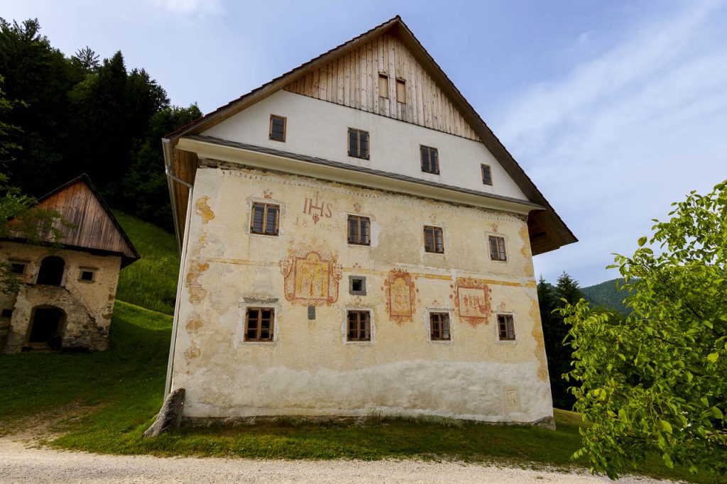 La formidabile tipografia partigiana "Slovenija", uno straordinario monumento storico nascosto nei boschi 13 La splendida Domačija Šturmajce nei boschi di Kanomlja.