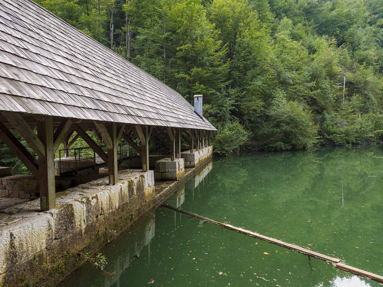 La formidabile tipografia partigiana "Slovenija", uno straordinario monumento storico nascosto nei boschi 14 Le Klavže di Kanomlja, poderose dighe per portare il legno a valle.