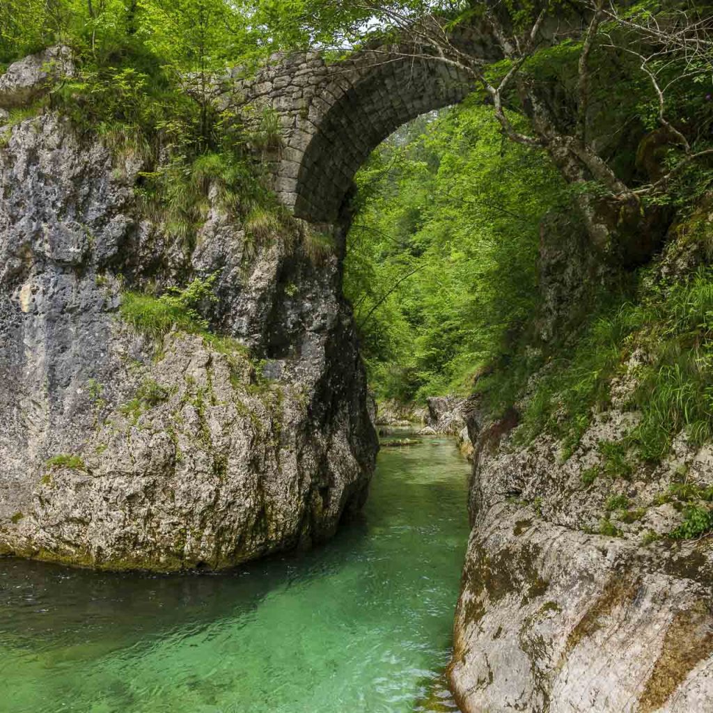 La formidabile tipografia partigiana "Slovenija", uno straordinario monumento storico nascosto nei boschi 15 L'antico ponticello sulla Trebuščica dal colore spettacolare.