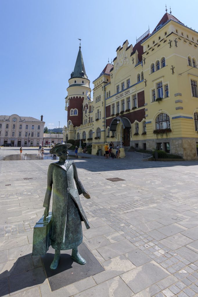 La statua di Alma Karlin con la sua valigia.