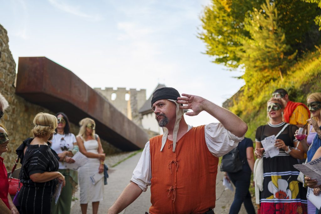 "Celjsi vsi": il teatro immersivo nella splendida cornice del castello.