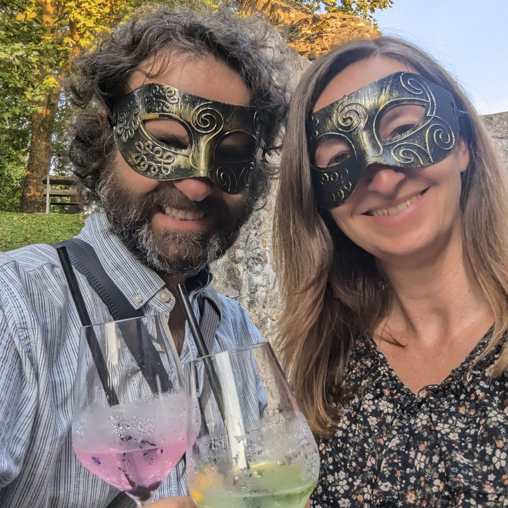 Maschera e cocktail di benvenuto per lo spettacolo "Celjski vsi".