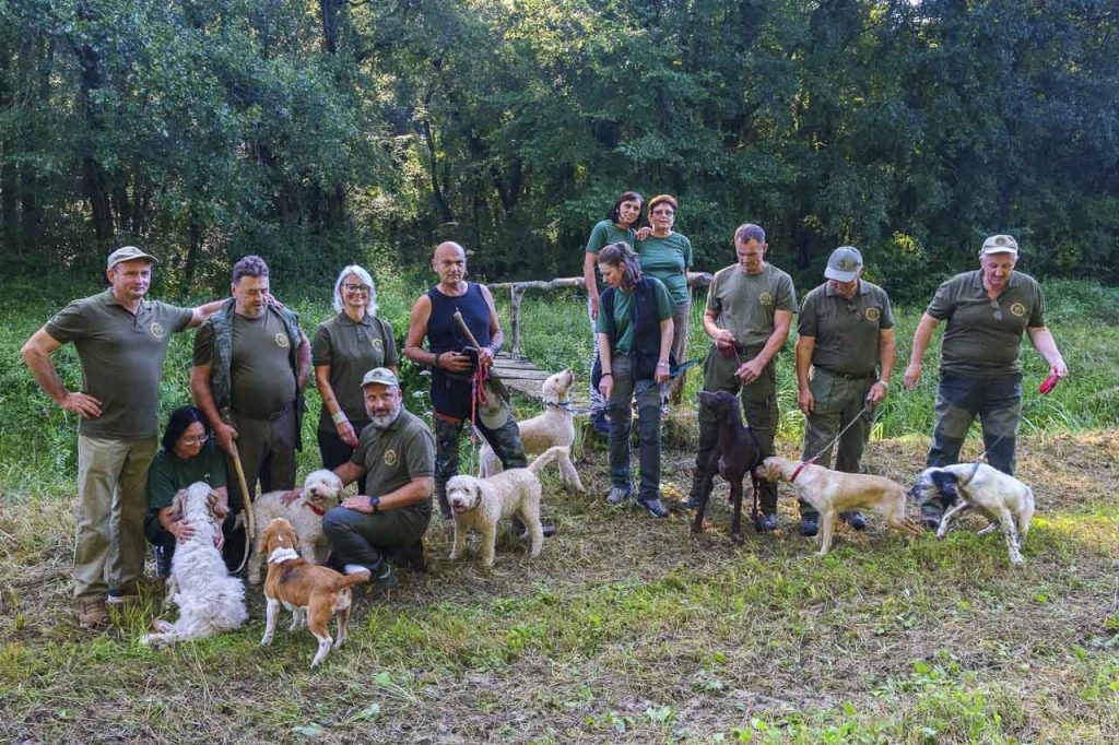 A caccia del sublime tartufo bianco istriano a Motovun – Montona 9 Foto di gruppo e pronti per partire alla ricerca del tartufo bianco istriano!