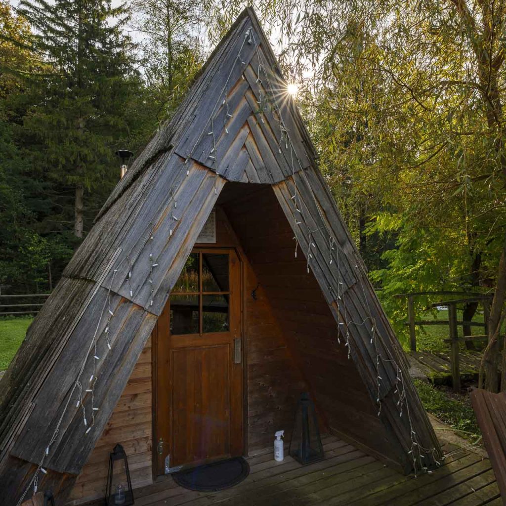 La mini sauna a legno con vista sul lago: splendida!