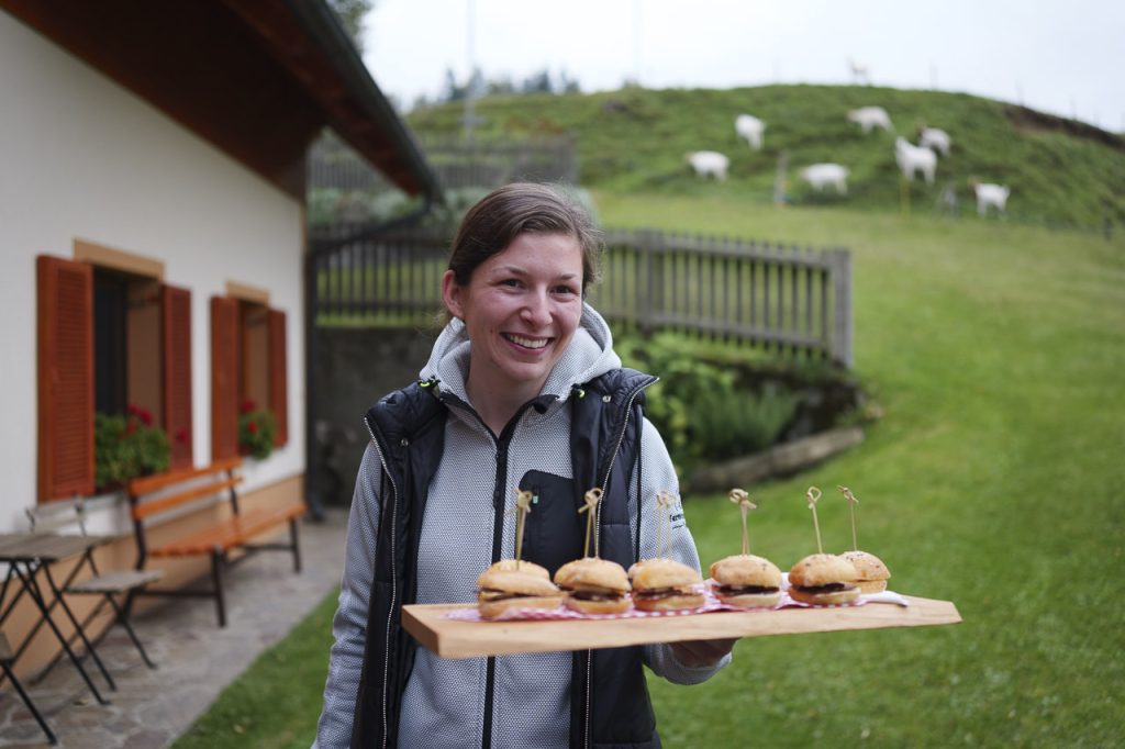 Urška di accoglie nella fattoria Visočnik.