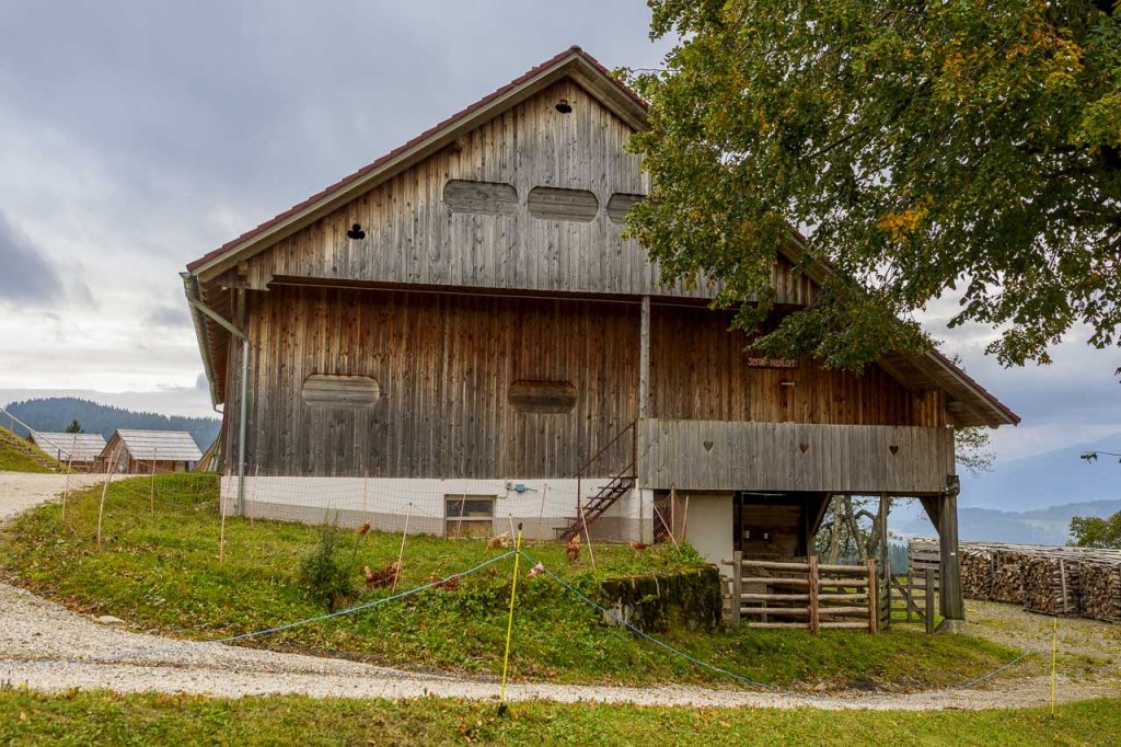 L'antico granaio della fattoria-agriturismo Visočnik.