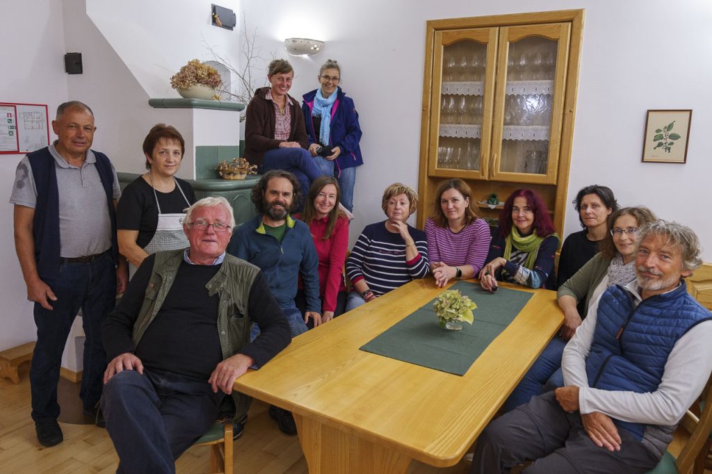 Il gruppone di giornalisti turistici in visita all'agriturismo Stoglej.