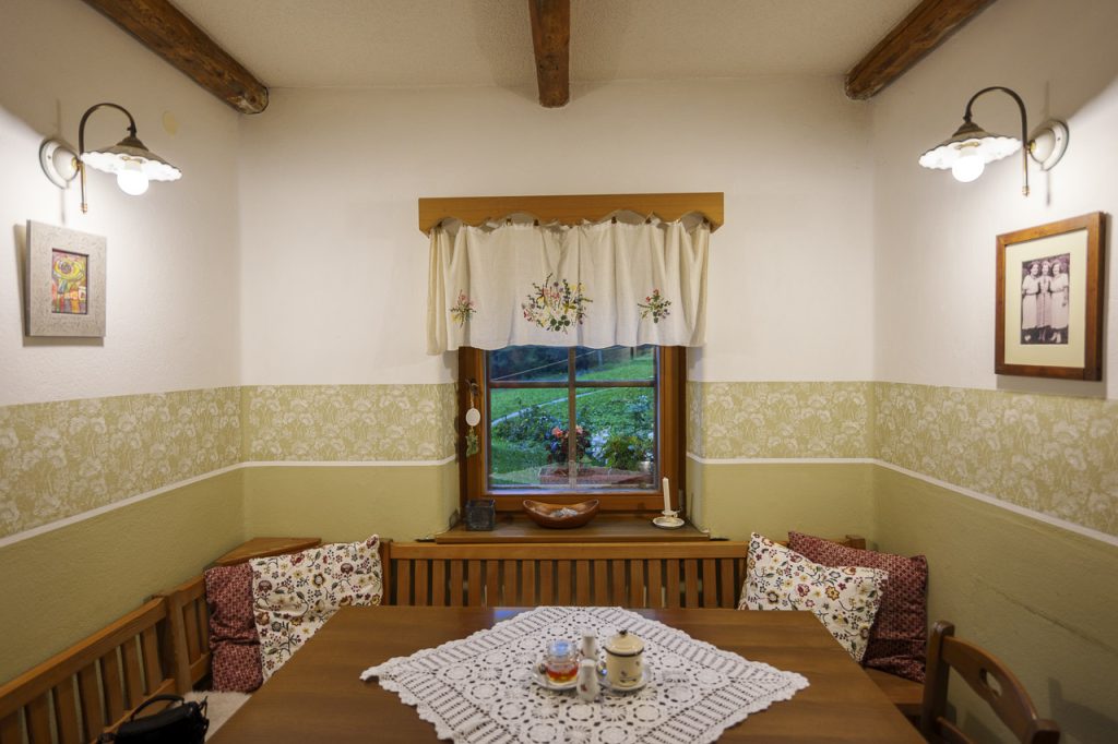I bellissimi interni dell'agriturismo Lenar nella Logarska dolina.