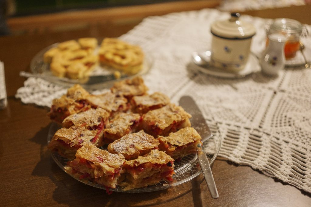 L'ora del tè con lo strudel all'agriturismo Lenar.