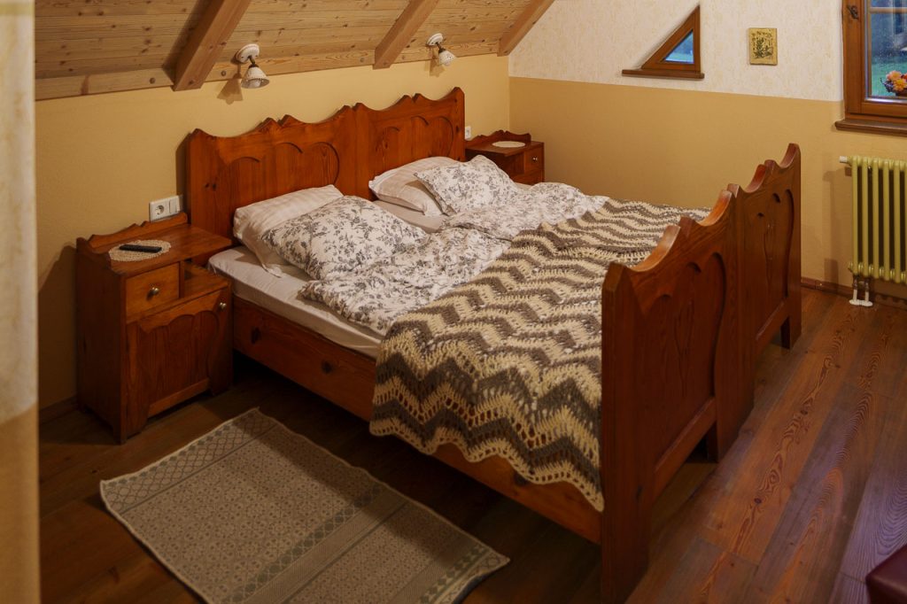 La bellissima camera da letto di uno degli appartamenti dell'agriturismo Lenar.