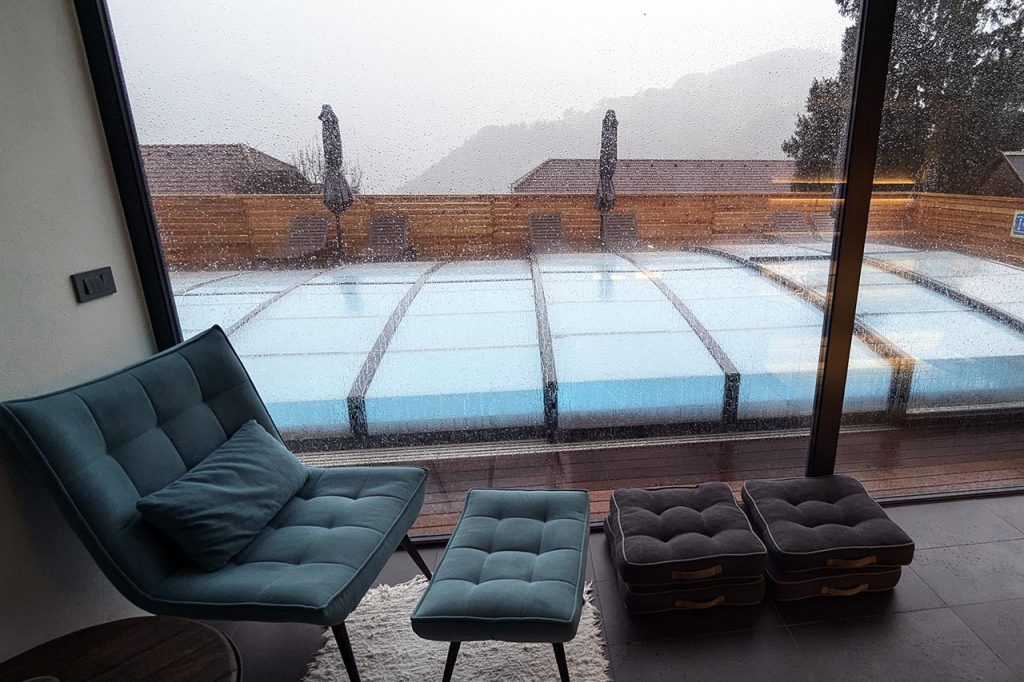 La splendida piscina (coperta) vista dalla sauna dell'agriturismo Metul.
