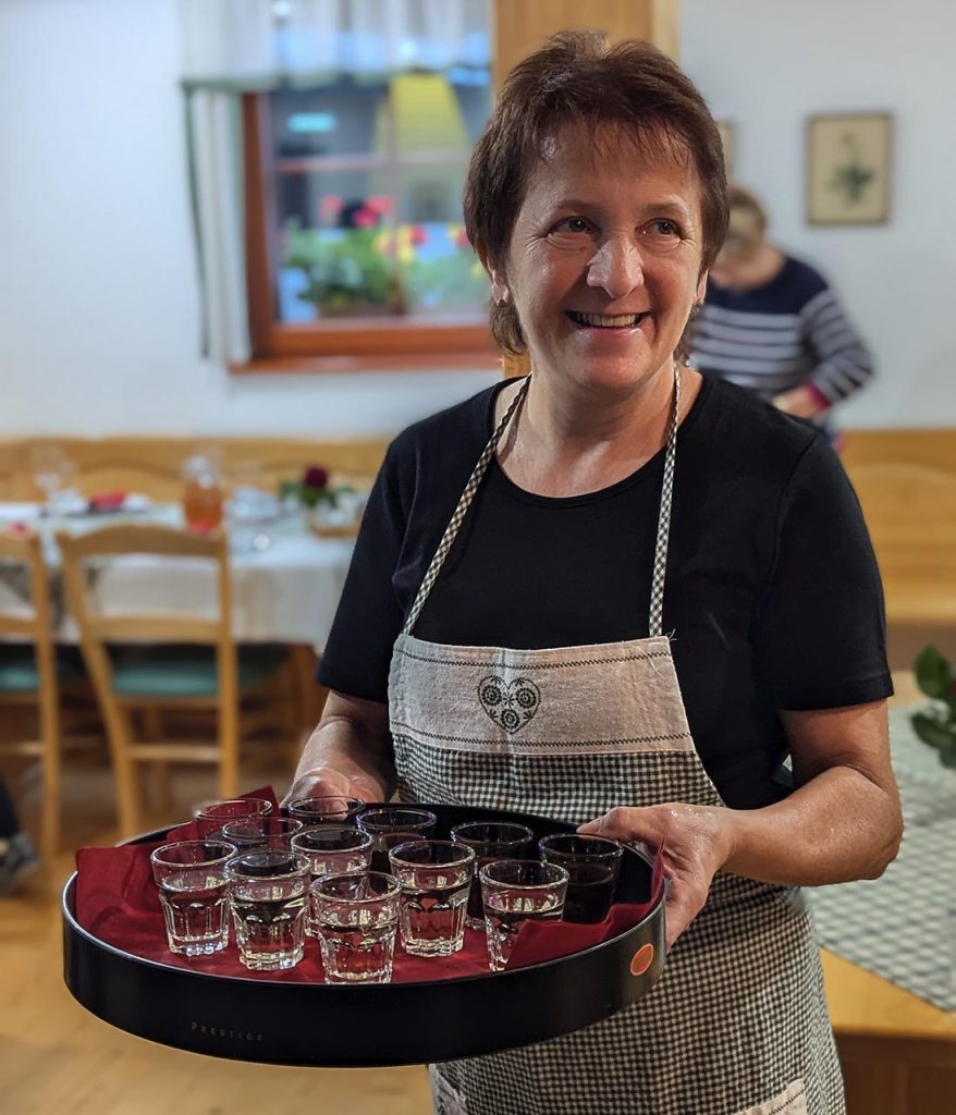 La signora Milena ci accoglie con un grappino all'agriturismo Stoglej.