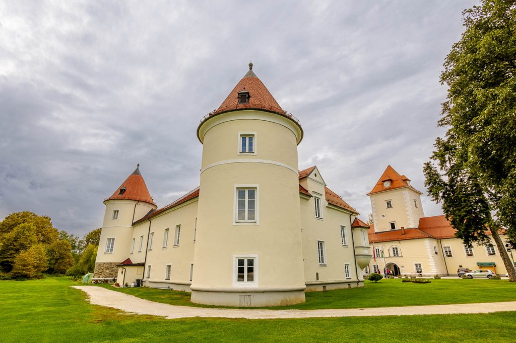Il castello di Rače con le sue torri.