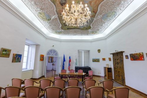 La "sala bianca" del castello di Rače, utilizzata per i matrimoni.