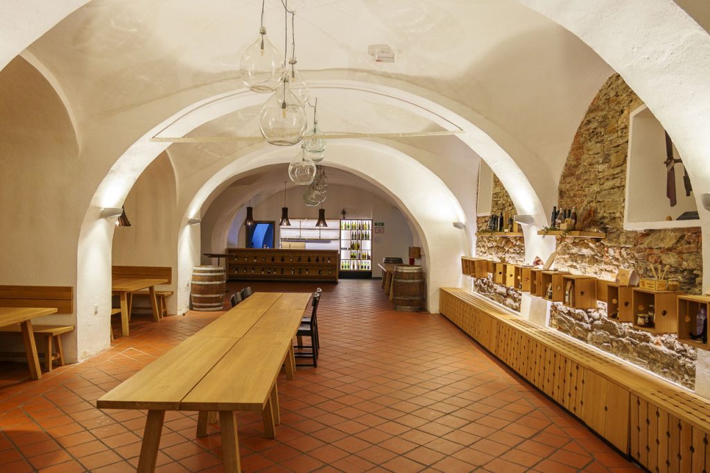 La cantina del castello di Rače.