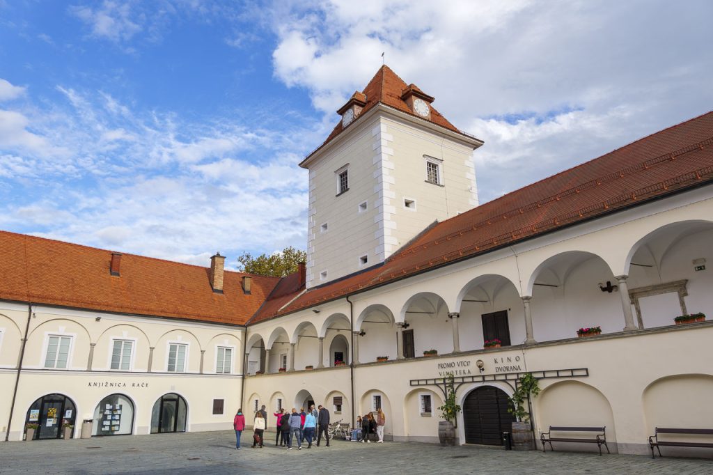 Il cortile del castello di Rače.