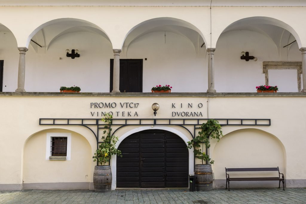 Nel cortile del castello di Rače.
