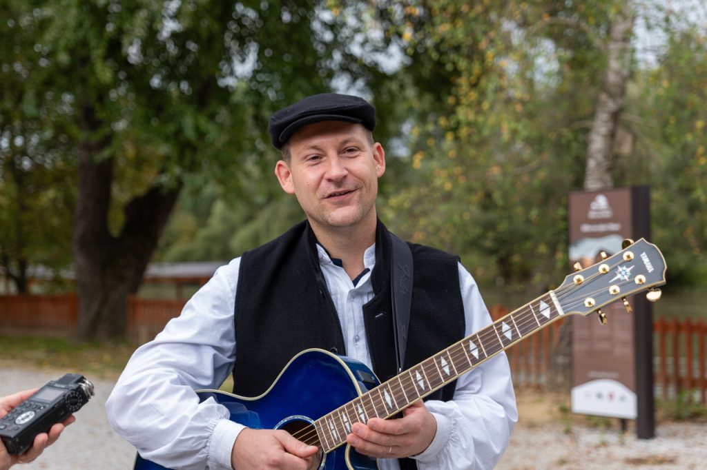 David Novinščak ci accoglie con la chitarra e la musica del Međimurje.