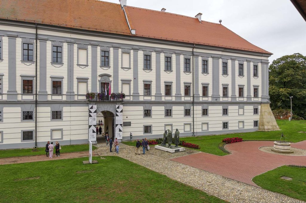 Il palazzo principale del castello che ospita il ristorante e il museo della contea.