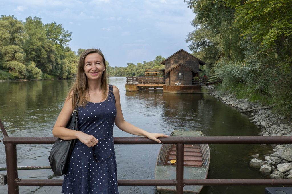 Sul "brod" sul fiume Mura, con dietro il mulino galleggiante.