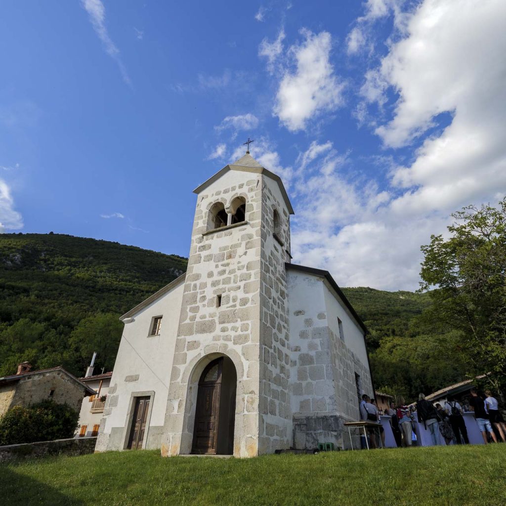 Tra cultura, natura e sport a Nova Gorica, Capitale Europea della Cultura 2025, e dintorni 7 La chiesetta di San Michele a Šmihel, affrescata al suo interno.