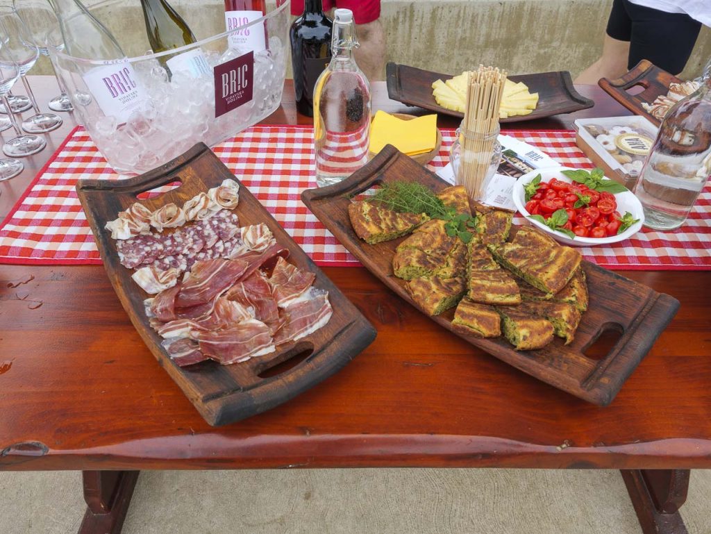 Tra cultura, natura e sport a Nova Gorica, Capitale Europea della Cultura 2025, e dintorni 9 L'immancabile merenda finale offerta dall'azienda agricola Bric.