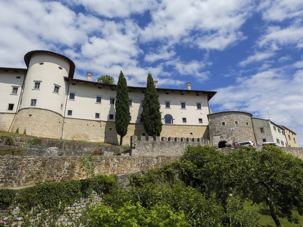 Tra cultura, natura e sport a Nova Gorica, Capitale Europea della Cultura 2025, e dintorni 10 Entrando nello splendido borgo di Štanjel col suo castello.
