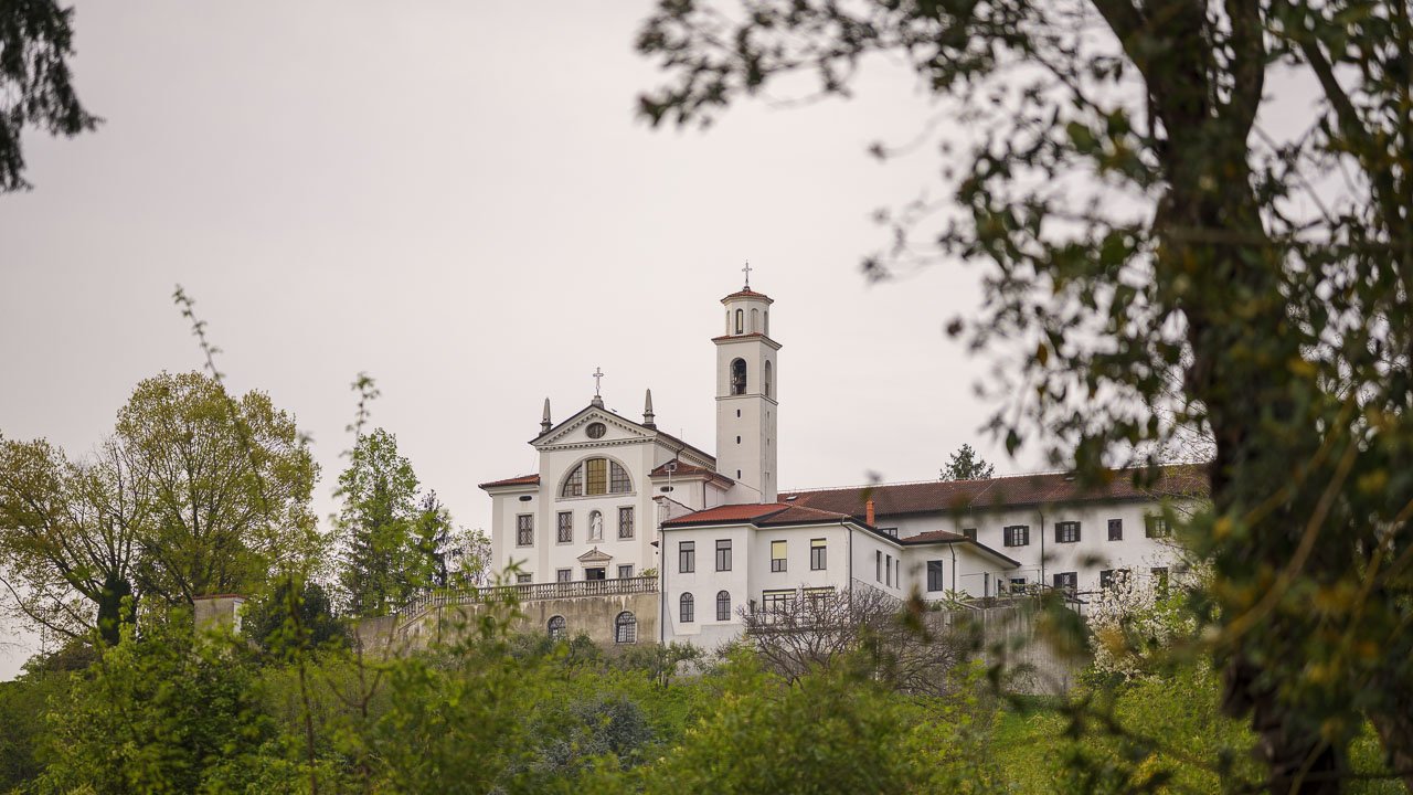 Il Monastero della Kastanjevica di Nova Gorica, visto da Villa Rafut.