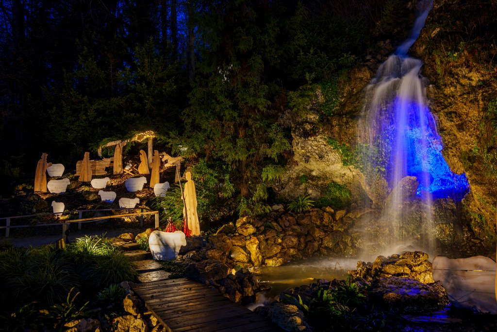 Cosa fare a Natale in Slovenia: attività ed eventi da non perdere 5 Il presepe accanto alla cascata nell'Arboretum.