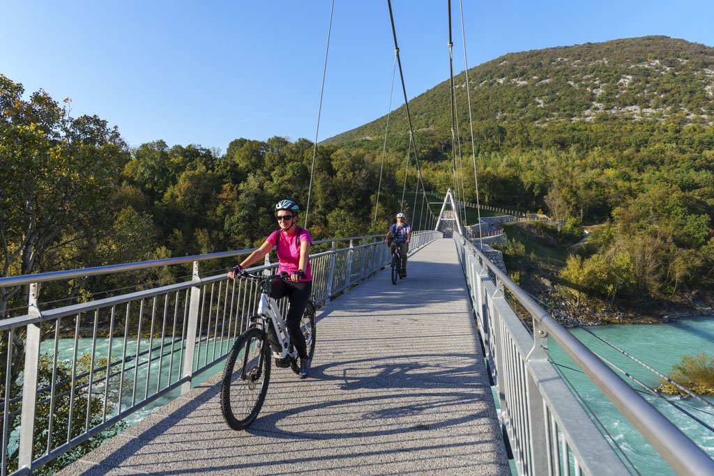 In bicicletta lungo il confine sul ponte di Solkan, simbolo di GO2025!